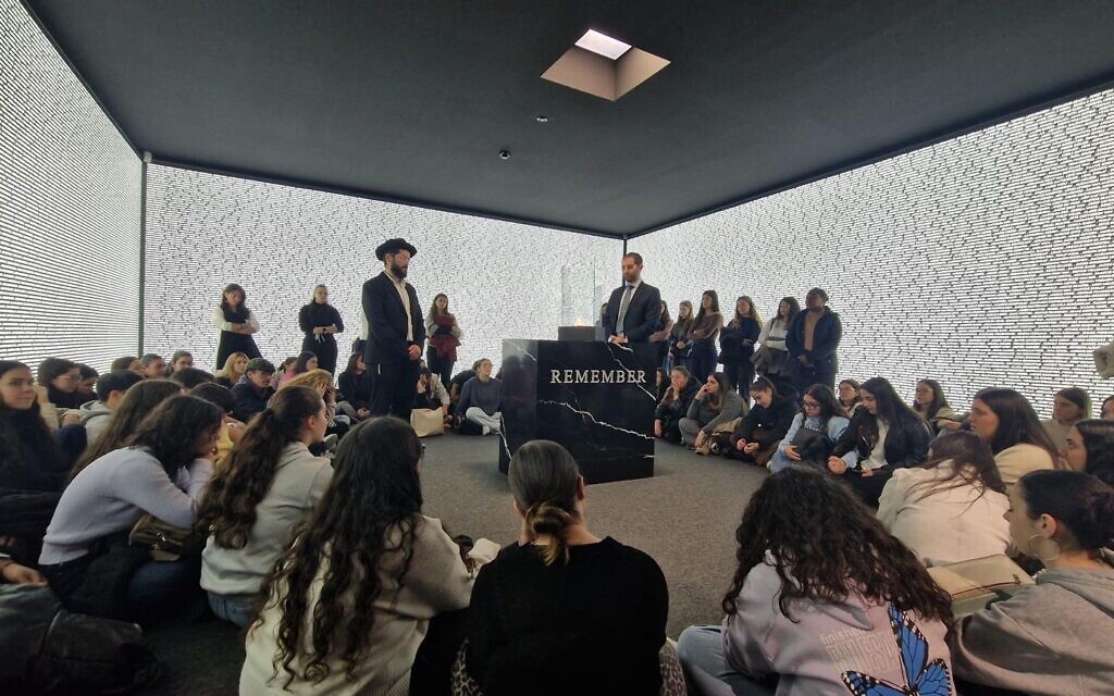 Rav Haim Shetrit and Gabriel Senderowicz speaking with Portuguese school children who are visiting the Holocaust Museum of Porto
Credit: Jewish Community of Porto
