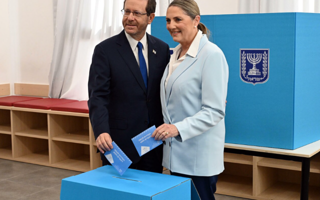 Israeli President and First Lady Issac and Michal Herzog voting in the 2022 Knesset elections (Haim Zach/Government Press Office of Israel)