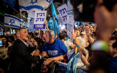 Yair Golan (l) meets supporters