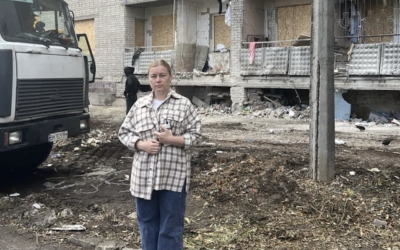 Galina Protzenko outside her destroyed apartment block in Sumy following a Russian glide bomb strike. Credit: World Jewish Relief