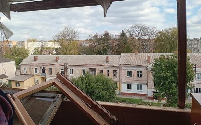 Damage to a residential building in Pryluky, Ukraine, following Russian strikes on 7 October 2026. (Credit: World Jewish Relief)