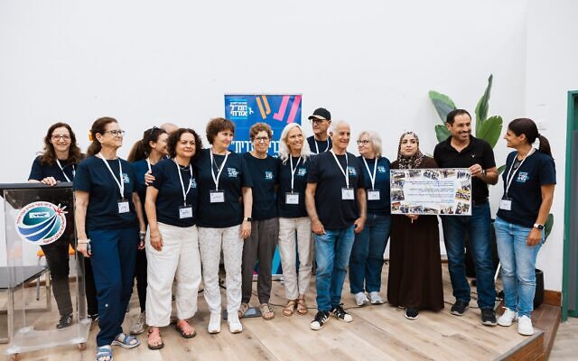 Speaking-Hebrew-Initiative-Volunteers.-Photo-Credit-Adi-Eckstein.