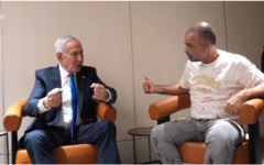 Benjamin Netanyahu and Yaniv Hayoun, who intervened on the FlyDubai flight Benjamin Netanyahu and Yaniv Hayoun, who intervened on the FlyDubai flight