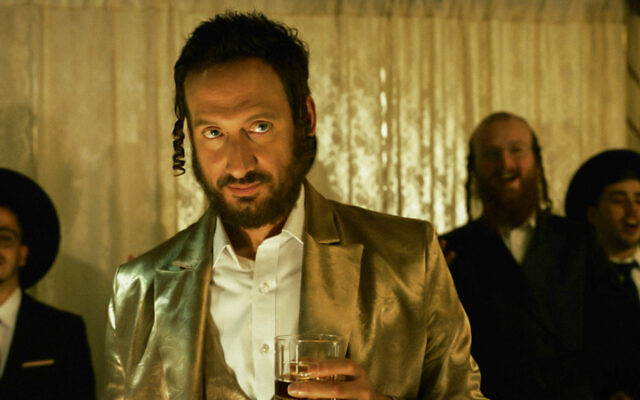 Elon Gold as Meshulam Kalicker in The Wedding Entertainer